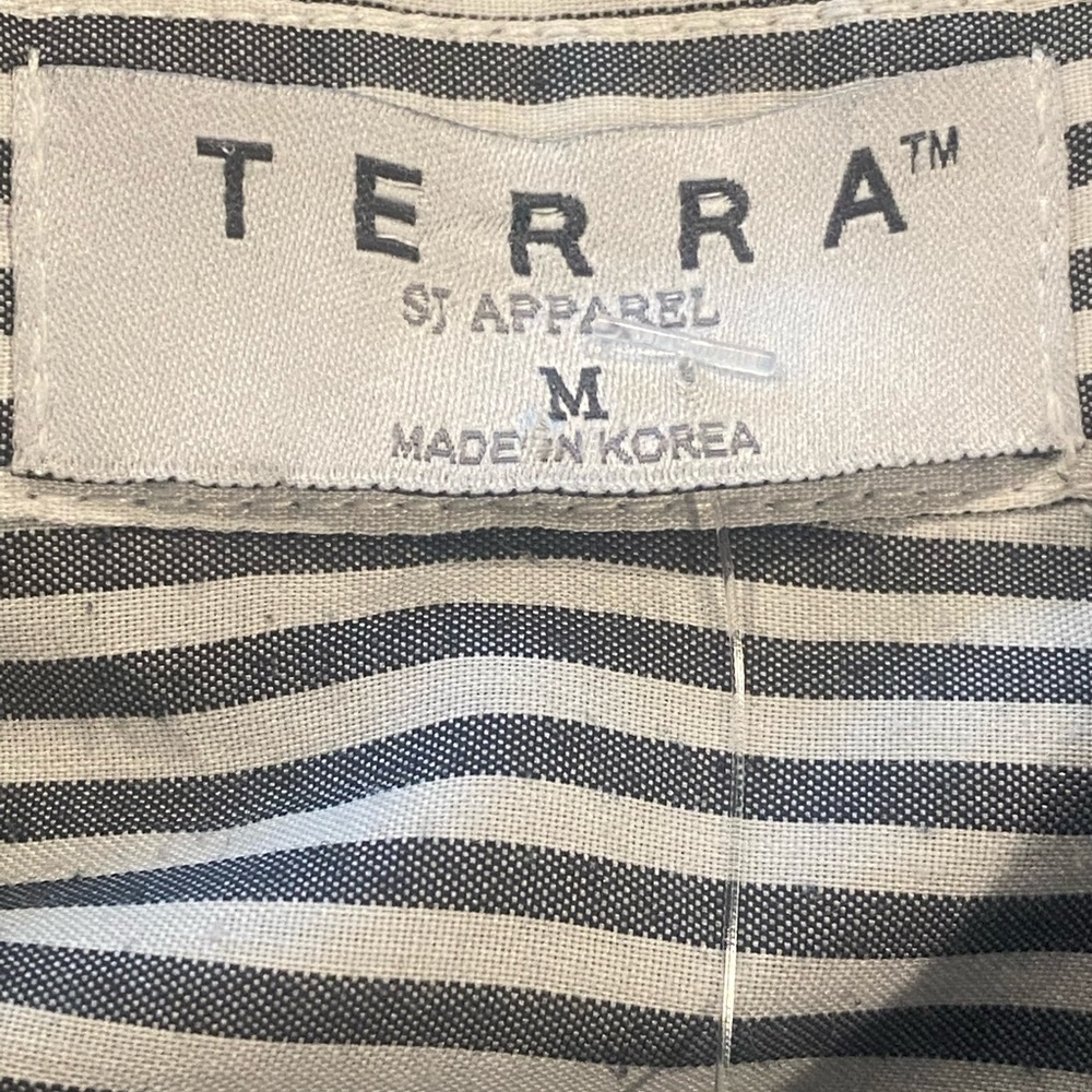 NWOT Terra Sj Apparel button down side pocket printed blouse. - Picture 4 of 7